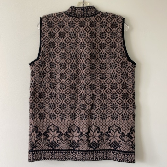 skjæveland traditional norway knit wool vest with metal buttons - Picture 5 of 5